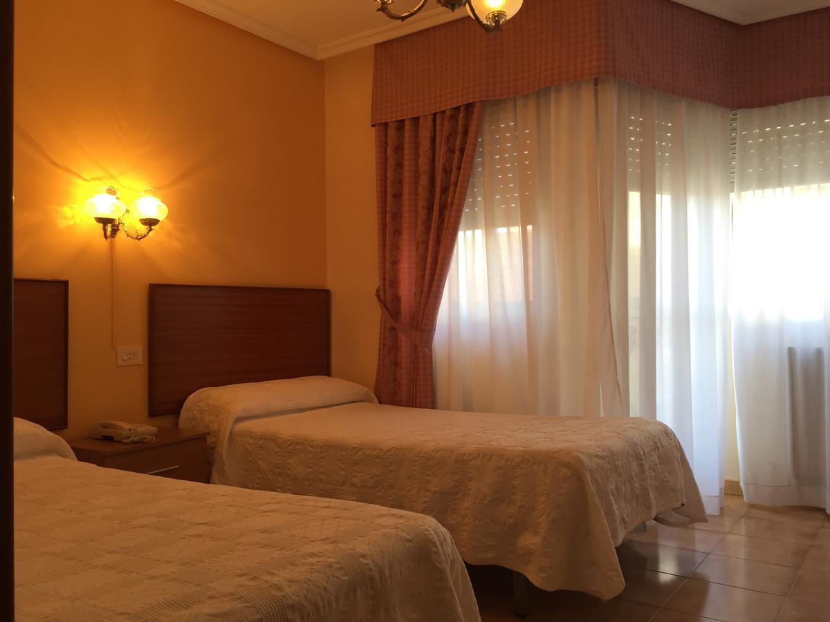 Hotel Restaurante Derby การ์บาญีโน ภายนอก รูปภาพ