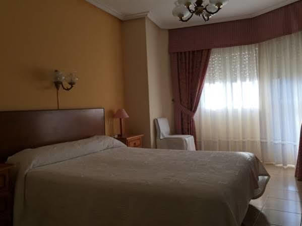 Hotel Restaurante Derby การ์บาญีโน ภายนอก รูปภาพ